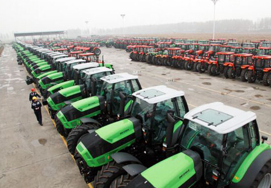 11月14日，在山东常林道依茨法尔机械有限公司，百余辆下线的大型拖拉机准备外运销售。1.jpg