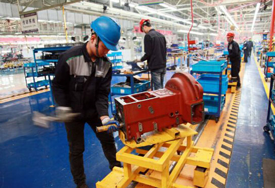 11月14日，在山东常林道依茨法尔机械有限公司，技术人员在大型农机生产线上忙碌。3.jpg