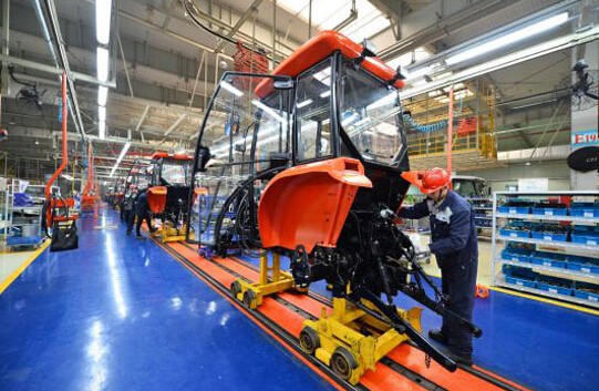 11月14日，在山东常林道依茨法尔机械有限公司，技术人员在装配大型拖拉机。2.jpg
