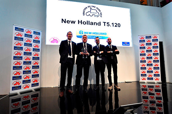 New-Holland-Agriculture-accepts-the-Best-Utility-title-for-the-T5.jpg